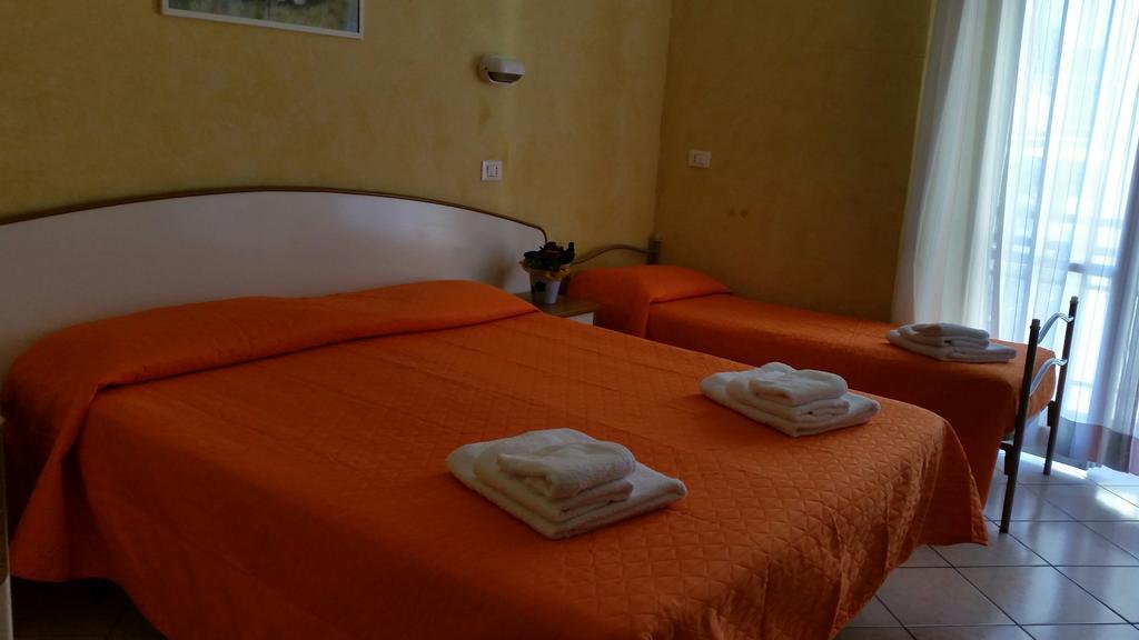 Hotel Naica Rimini Zimmer foto