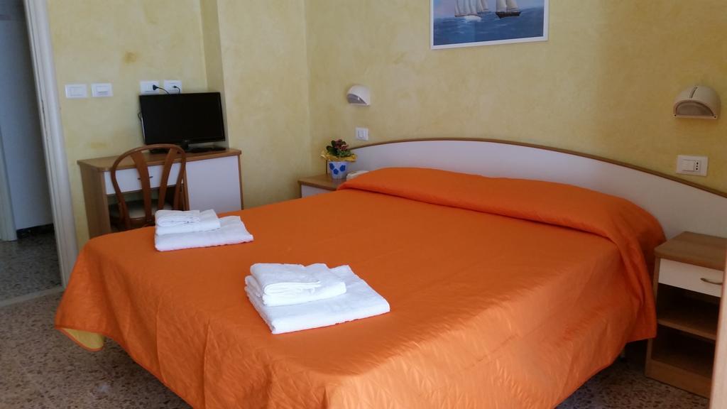 Hotel Naica Rimini Zimmer foto